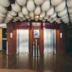 Hall d’immeuble parisien photographié par Romain Laprade pour la série Hallways