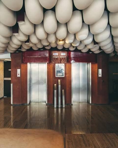 Hall d’immeuble parisien photographié par Romain Laprade pour la série Hallways
