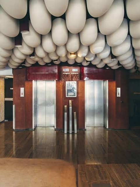 Hall d’immeuble parisien photographié par Romain Laprade pour la série Hallways