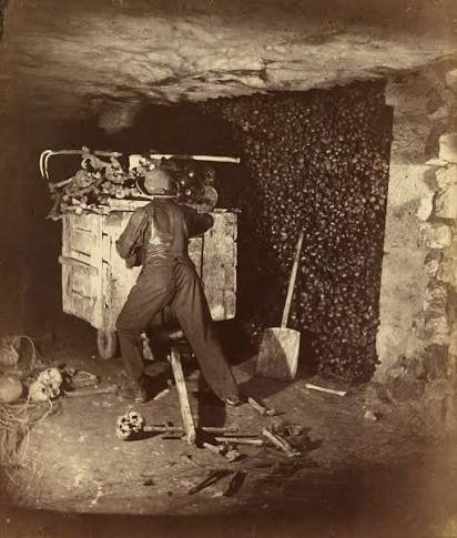 Photographie des Catacombes de Paris réalisée par Nadar à la lumière artificielle dans les années 1860