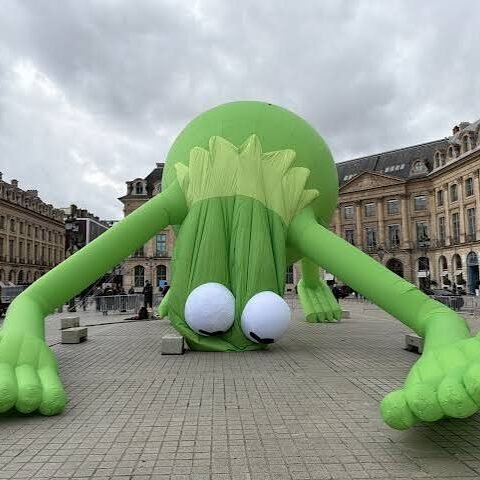 Vue d’une exposition d’art contemporain avec œuvres et installation dans un espace muséal