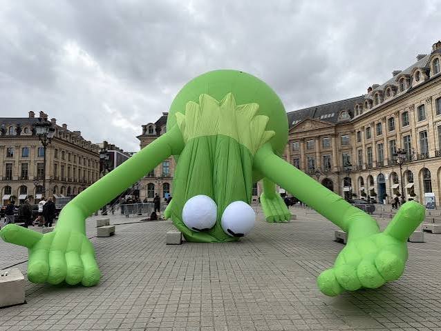 Vue d’une exposition d’art contemporain avec œuvres et installation dans un espace muséal
