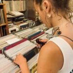 Jeune public consultant des disques vinyles dans un magasin de musique