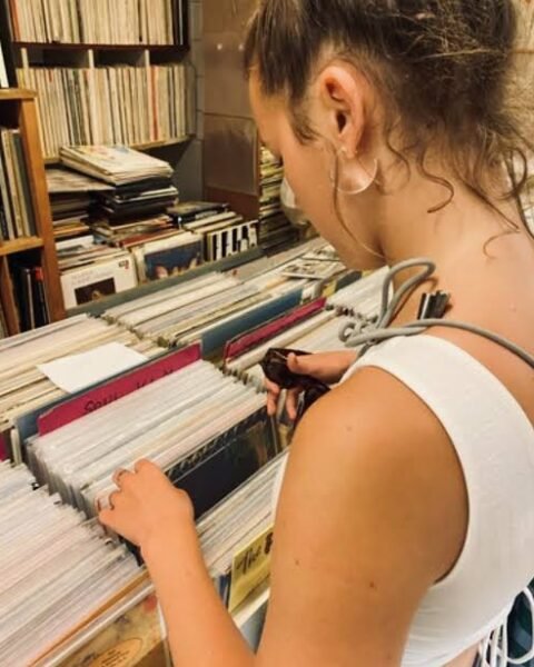 Jeune public consultant des disques vinyles dans un magasin de musique