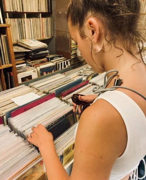 Jeune public consultant des disques vinyles dans un magasin de musique